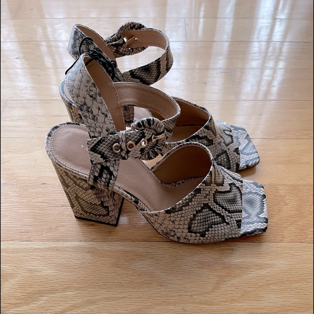 Snake skin block heeled shoes